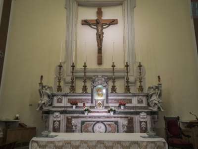 In fondo domina l�altare maggiore in marmi colorati, realizzato nel 1932...